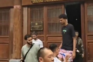学习中华武术！文班亚马已经抵达少林寺参观，要不拜个师？